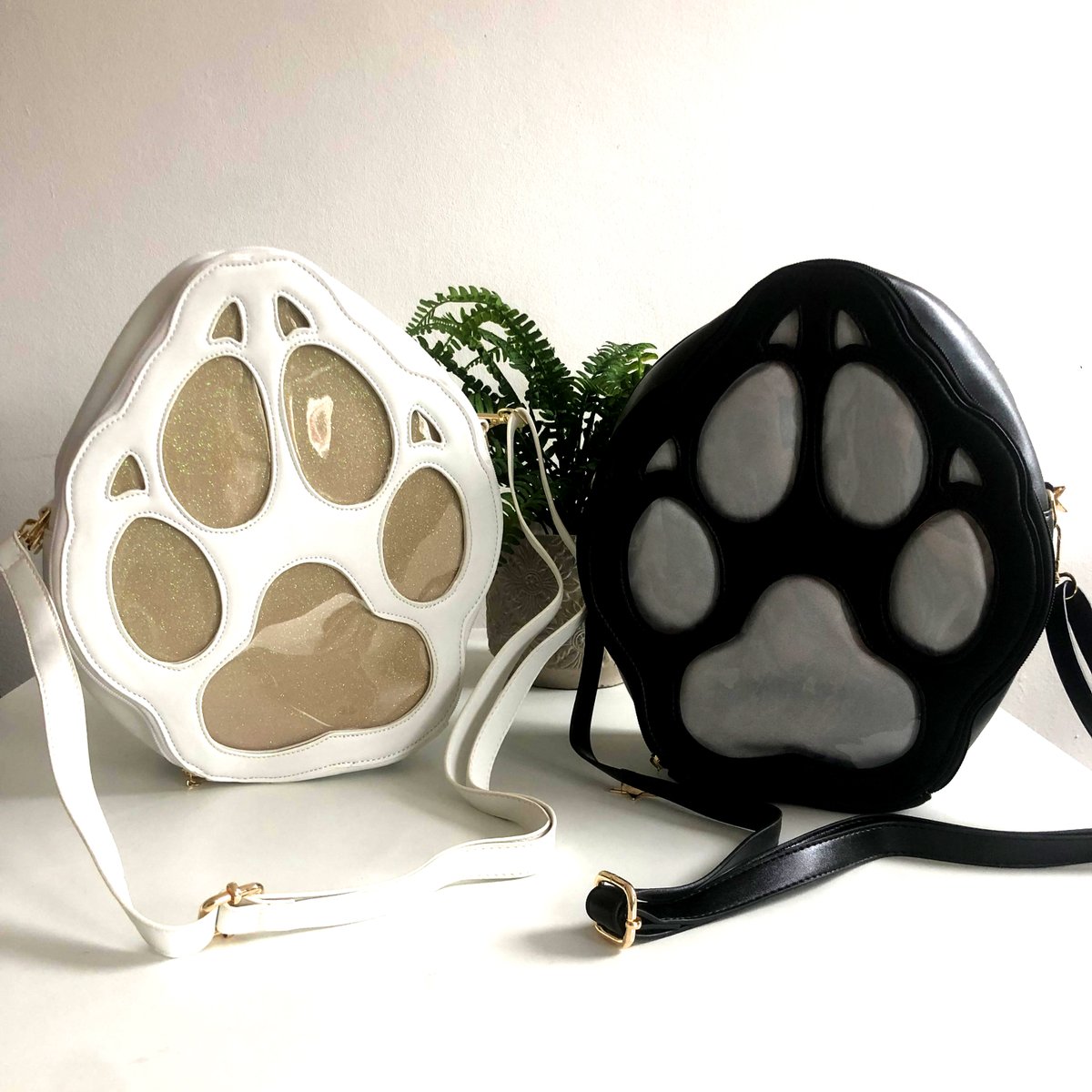 ✨🐺GIVEAWAY!🐺✨

I haven't done a giveaway in quite a long time! I thought it would be nice to do a bag giveaway, two winners will win one paw bag of their choice!
 
Retweet this post + follow to enter! Ends Wednesday 25th 12pm GMT time! (cont. below!)👇 #itabag #giveaway