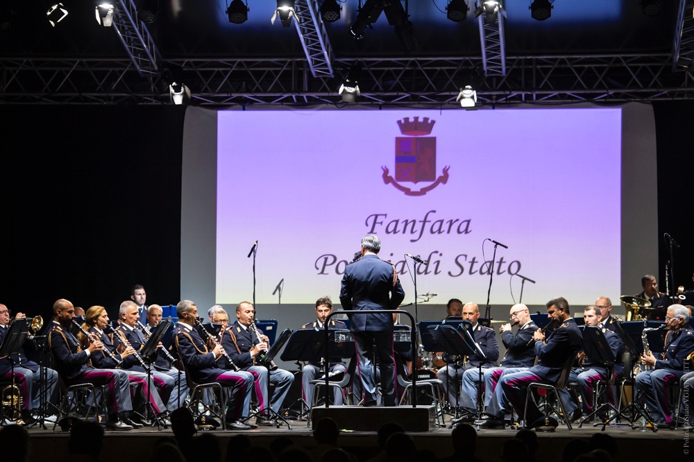 poliziadistato's tweet image. Attraverso la musica della nostra #Fanfara diffondiamo i valori di giustizia e legalità.
Un concerto rivolto ai cittadini e presentato da giornalista @tg2rai Maria Antonietta #Spadorcia al Castello di #SantaSevera (Rm) 
#culturadellalegalità #culturaperlalegalità #18agosto