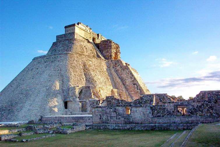 Elindolatino's tweet photo. La Pirámide del adivino, también llamada del hechicero, del enano o del gran Chilán, es una majestuosa e imponente construcción maya que se levanta orgullosa, a pesar del tiempo, en el complejo de Uxmal, en la zona Puuc del estado de Yucatán. https://t.co/Ok9DxakSRW