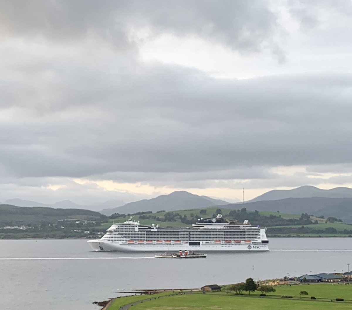 Little and Large #MscVirtuosa passing #PsWaverley of #Gourock @MSCCruises_PR @PS_Waverley @discinverclyde