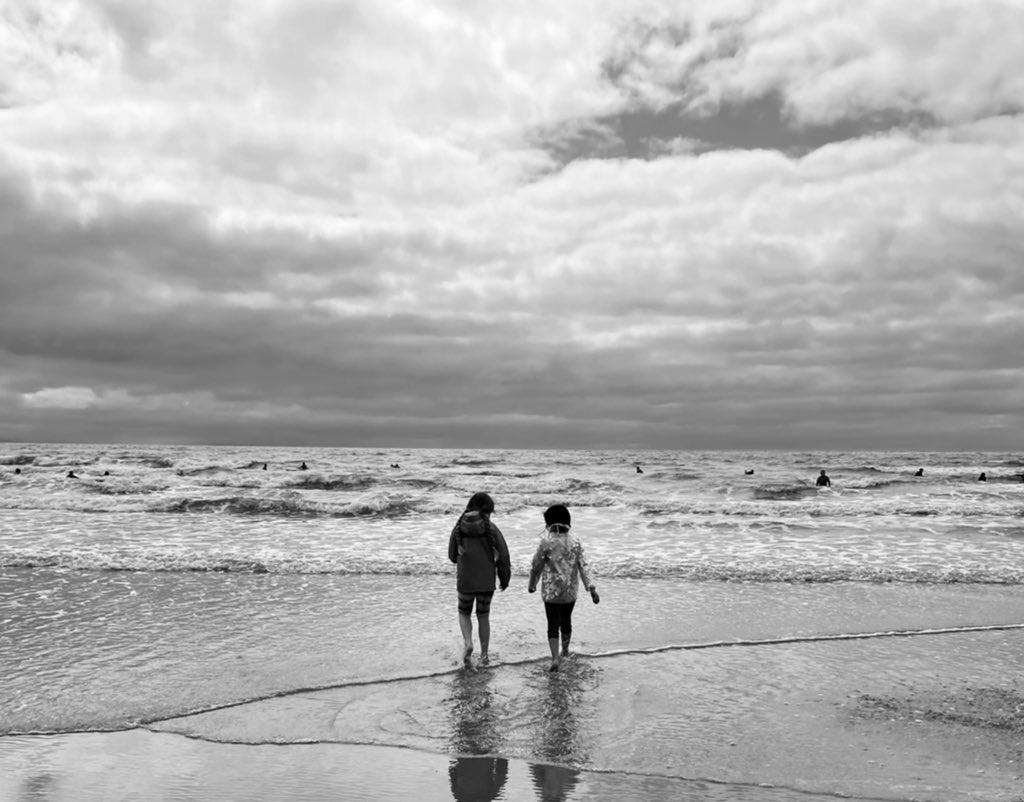 My friend passed away of Covid today

He decided not to get the vaccine as was 43. No medical problems. Played ⚽️ 2x a week

He leaves behind his family

Please get the vaccine even if you are young &amp; fit

I decided to play in the sea with Amelie &amp; her friend today