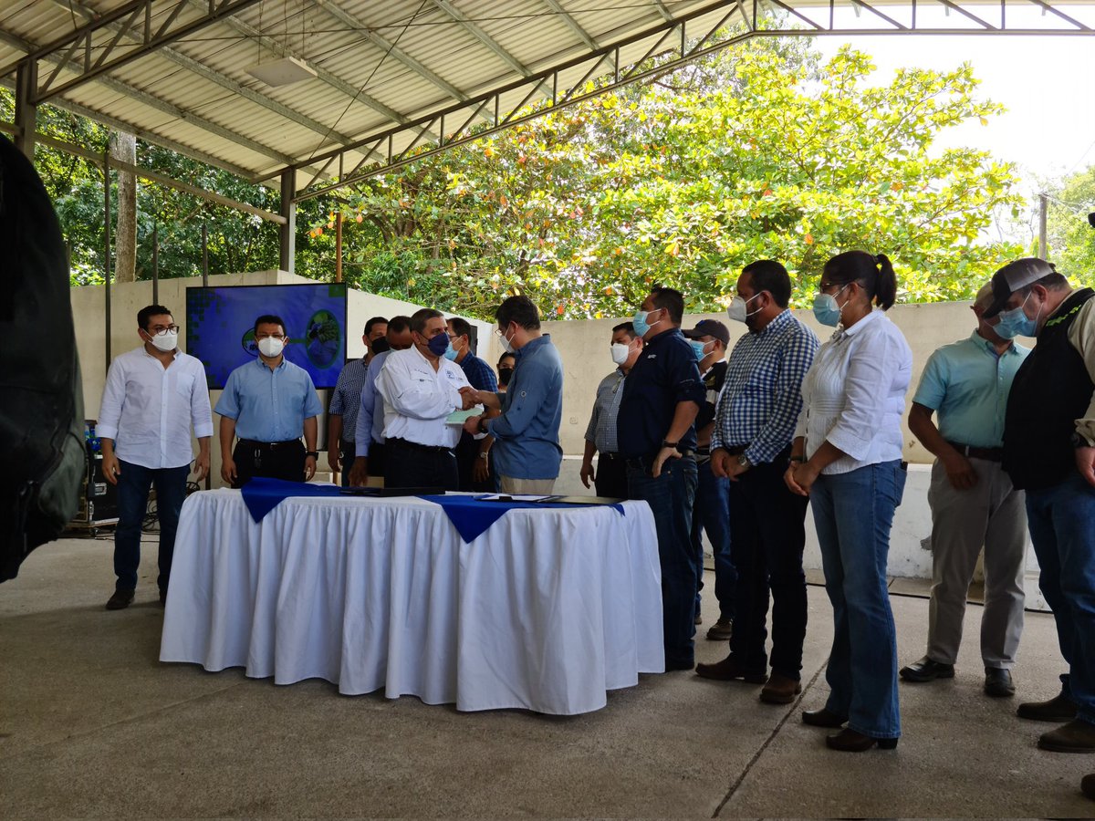 Se firmo un acuerdo junto al Presidente <a href="/JuanOrlandoH/">Juan Orlando Hernández</a> y #APROBANA Una Vida Mejor dirigido al Sector Bananero y a través del @PPBecas con el fin de otorgar 100 Becas que permitirán la especialización de jóvenes en mejorar prácticas Agro-Forestales en el rubro del Banano #UNACIFOR