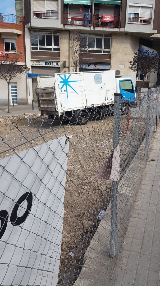 vallparda's tweet photo. Aquest matí, operaris de neteja de @LHAjuntament han arrencat de l' Espai Vallparda tot el que havien plantat veïnes del barri mesos enrere, sense previ avís i per sorpresa.
En canvi, fa dies @LHAjuntament es vantava de l'existència de tres refugis climàtics exteriors a la ciutat https://t.co/Tbc2CWTQsW