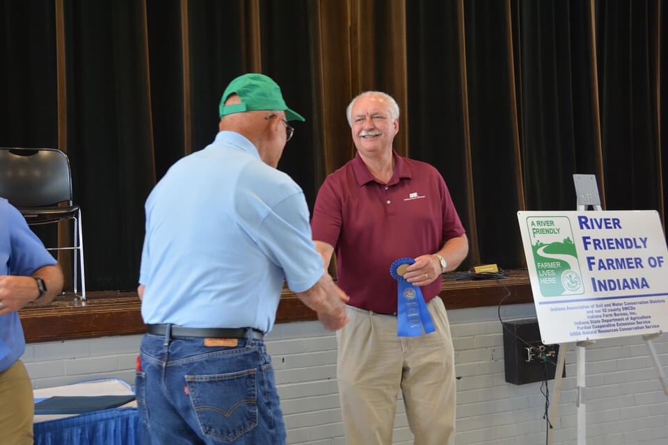 KronRandy's tweet photo. Today, I presented the River-Friendly Farmer Award to farmers from across Indiana. The award recognizes farmers whose production management practices help keep Indiana’s rivers, lakes and streams clean. This year, more than 20 INFB members were among the award recipients. https://t.co/G6R7ygDmxx
