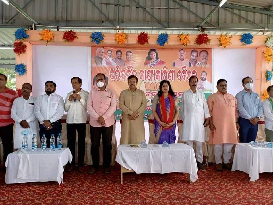 PrithivirajBJP's tweet photo. ଚିଲିକା ନିର୍ବାଚନମଣ୍ଡଳୀର ବାଲୁଗାଁ ନଗରର ପରିବର୍ଦ୍ଧିତ କାର୍ଯ୍ଯକାରିଣୀ ବୈଠକରେ ସଂଗଠନର ନୂତନ ସଂରଚନା ଓ ମ୍ୟୁନିସିପାଲ୍ ନିର୍ବାଚନ ବାବଦରେ ଅନେକ ଯୋଜନା କରାଗଲା। ଆମ ସହିତ ଯୋଗଦେଇ ନିର୍ବାଚନ ଲଢିବା ପାଇଁ ସପ୍ତସୂତ୍ରୀ   ଲକ୍ଷ୍ଯ ରଖିଲେ ସାଂସଦ ତଥା ରାଷ୍ଟ୍ରୀୟ ପ୍ରବକ୍ତା ଶ୍ରୀମତୀ ଅପରାଜିତା ଷଡଙ୍ଗୀ। ସମସ୍ତ ନେତୃତ୍ବ ଯୋଗଦେଇ��ିଲେ। https://t.co/uBYXarEtnq