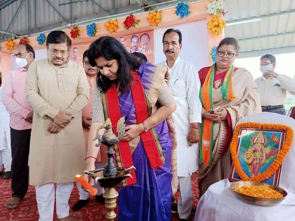 PrithivirajBJP's tweet photo. ଚିଲିକା ନିର୍ବାଚନମଣ୍ଡଳୀର ବାଲୁଗାଁ ନଗରର ପରିବର୍ଦ୍ଧିତ କାର୍ଯ୍ଯକାରିଣୀ ବୈଠକରେ ସଂଗଠନର ନୂତନ ସଂରଚନା ଓ ମ୍ୟୁନିସିପାଲ୍ ନିର୍ବାଚନ ବାବଦରେ ଅନେକ ଯୋଜନା କରାଗଲା। ଆମ ସହିତ ଯୋଗଦେଇ ନିର୍ବାଚନ ଲଢିବା ପାଇଁ ସପ୍ତସୂତ୍ରୀ   ଲକ୍ଷ୍ଯ ରଖିଲେ ସାଂସଦ ତଥା ରାଷ୍ଟ୍ରୀୟ ପ୍ରବକ୍ତା ଶ୍ରୀମତୀ ଅପରାଜିତା ଷଡଙ୍ଗୀ। ସମସ୍ତ ନେତୃତ୍ବ ଯୋଗଦେଇ��ିଲେ। https://t.co/uBYXarEtnq
