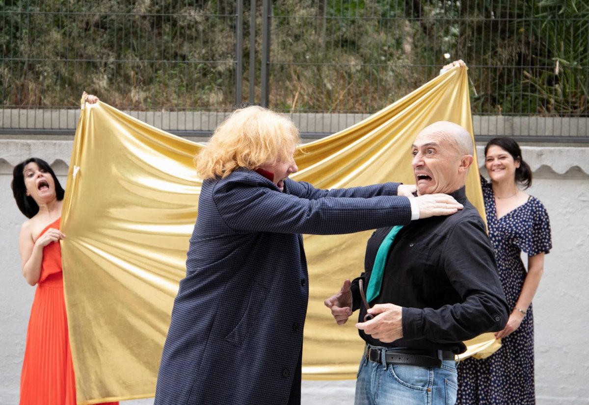 Con esto del #DíaDelCosplay habíamos previsto una súper foto, nos veíamos ya Trending Topic y tal, pero en fin, así acabamos: aquí ves a nuestras <a href="/MonaLSiminiani/">Mona León Siminiani</a> y Rocío desquiciadas, y Watson-<a href="/Enrique_voz/">Enrique Martinez</a> y Pepe-Sherlock queriéndose siempre tanto. Todo ideal. 🙄