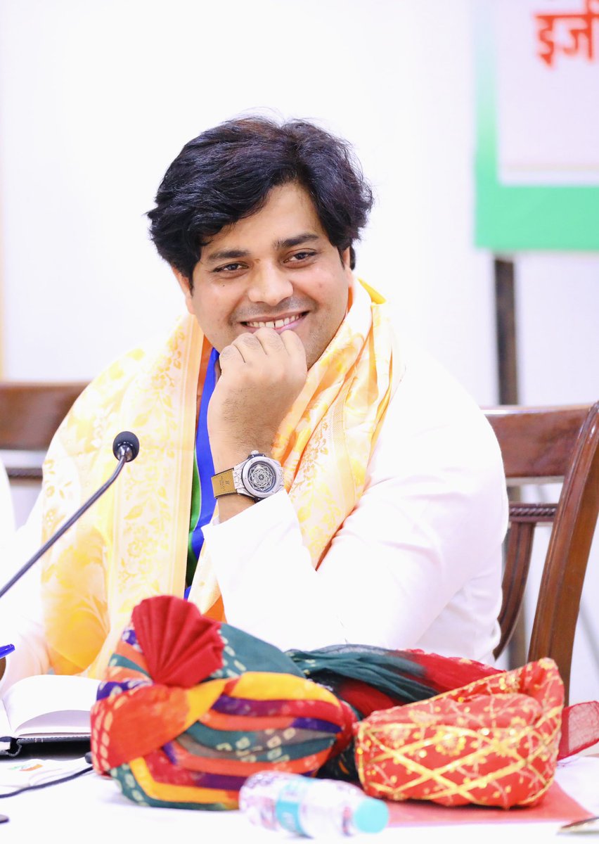 ShayarImran's tweet image. रात तो वक़्त की पाबंद है ढल जाएगी 
देखना ये है चराग़ों का सफ़र कितना है !
~वसीम बरेलवी