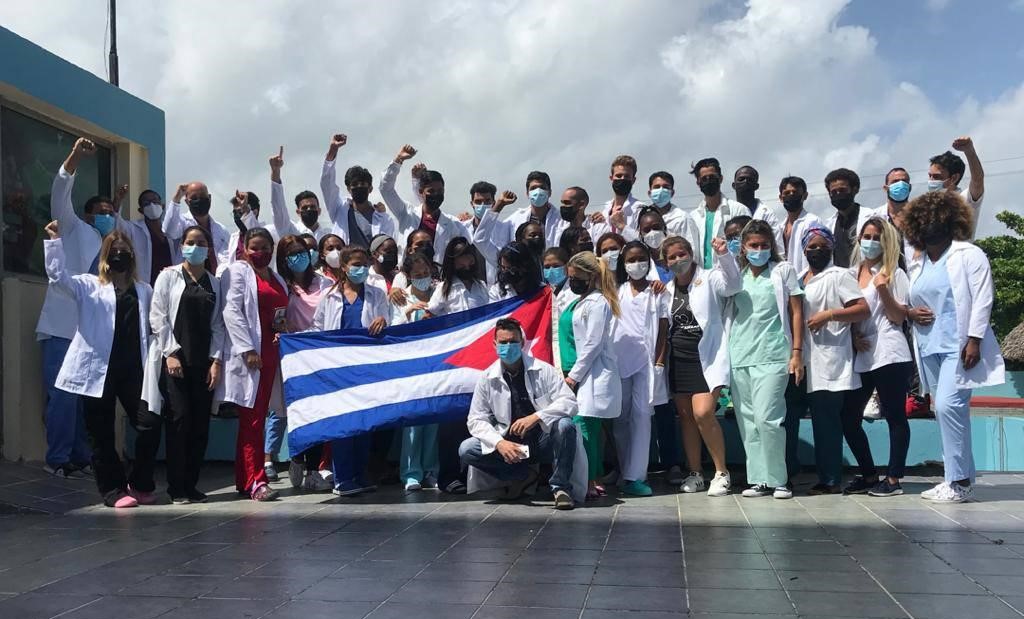 MINSAPCuba's tweet photo. Regresan, con el deber cumplido, jóvenes de la Brigada “Habana por la Vida” que apoyaron en el enfrentamiento a la #COVID19 en la provincia de  #Matanzas. Ellos también son #HéroesDeLaSalud   que, a #Cuba, le ponen corazón.

#CubaPorLaVida https://t.co/rwVLgxZgB2