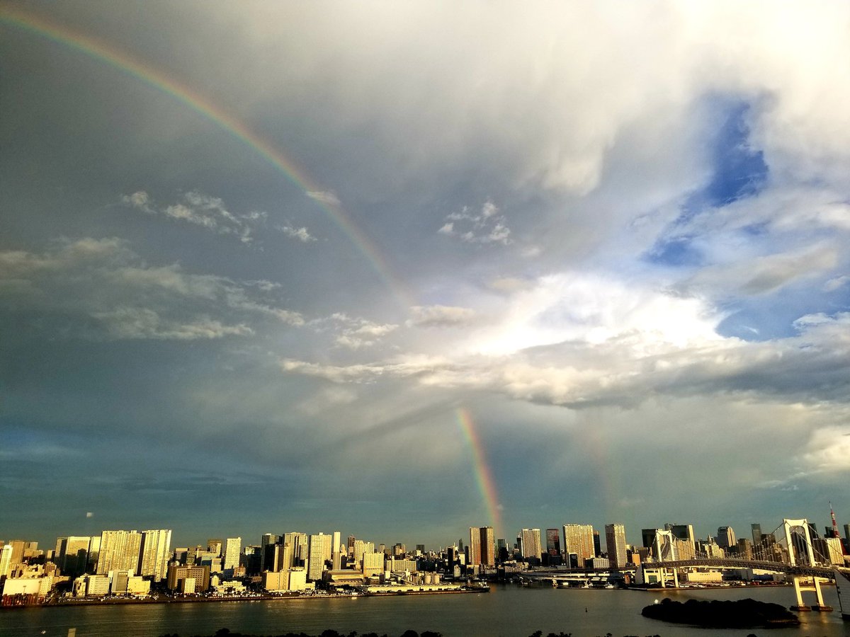 ama_tatu's tweet photo. おはようございます！
今日は朝から虹がかかりました🌈
２日連続です。
急な雨のあとは空を見上げて
みましょう。 https://t.co/Y9G1gvYmGA