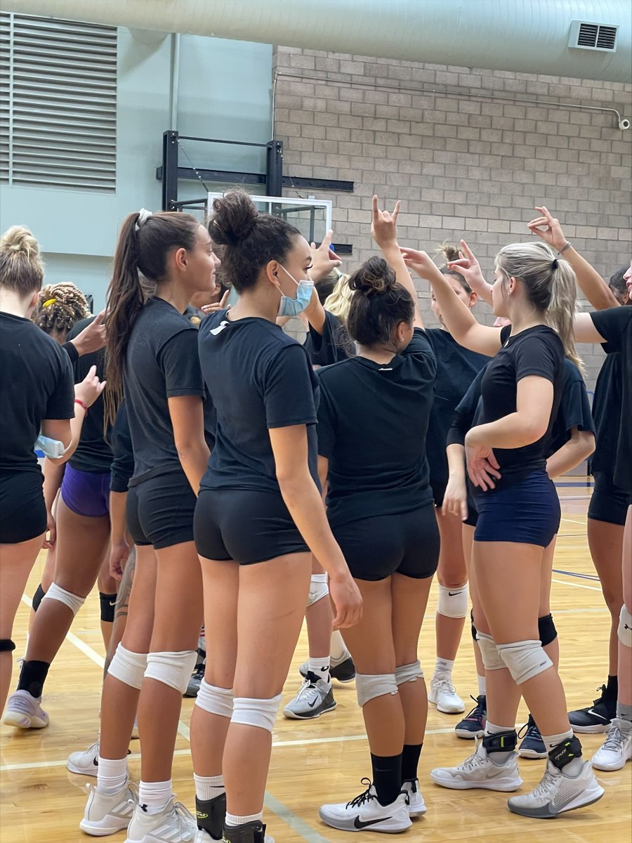 CSN_Vball's tweet photo. Lady Coyote Volleyball sharpening its skills with its opening match versus Pima CC just 8 days away…⏰⏰⏰
🐺🏐 #FearThePack #PackMentality #CountdownToMatchDay https://t.co/4mBAC4HKaR