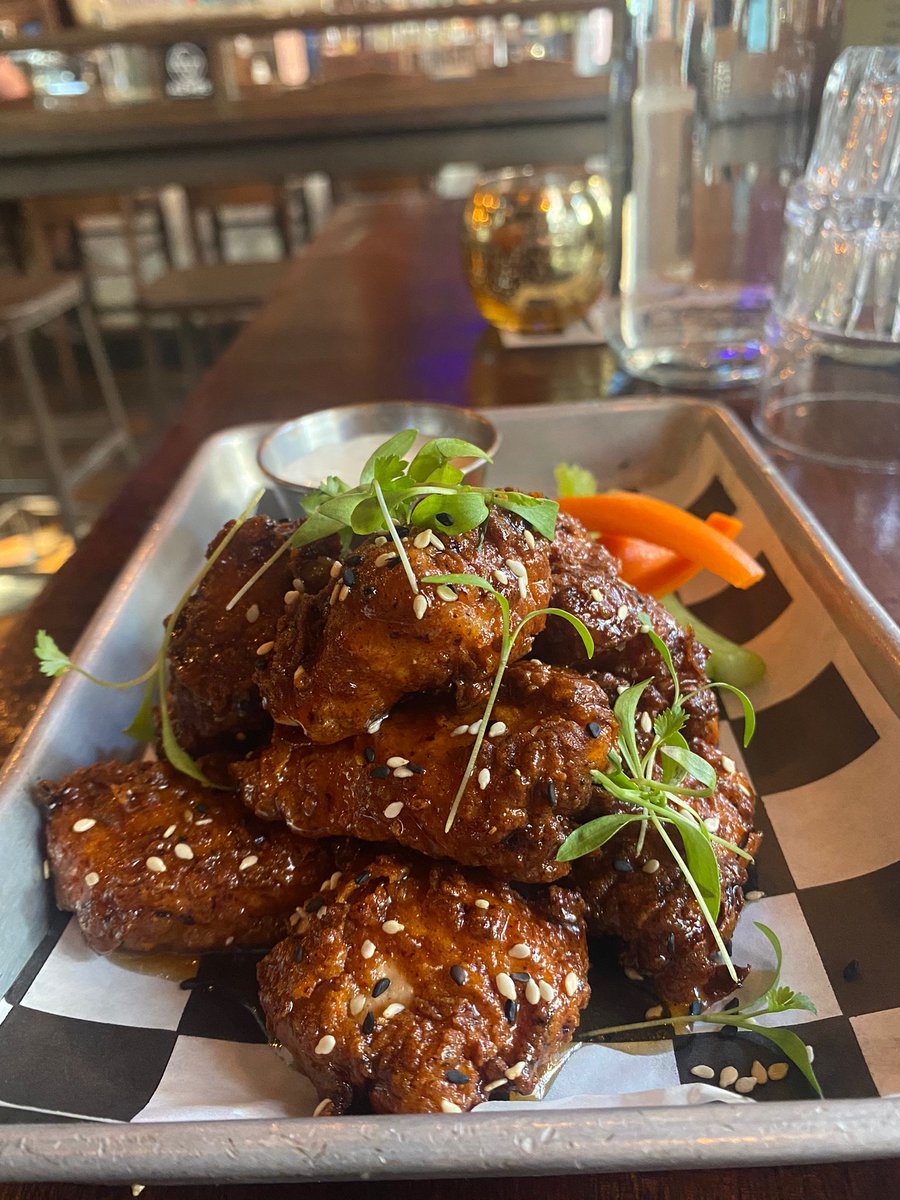 👉Well + Wing🍗🍹🍗 Wednesday! Order up a well drink🍹 and wings🍗 for $20! Tonight's Rochard specialty wings are Boneless Wings in 
any flavor- Buffalo, BBQ, Sriracha 🍯 Honey or Dry Rub Lemon Pepper!
Pictured: Sriracha Honey 🍯 
#wingwednesday #wings #chickenwings