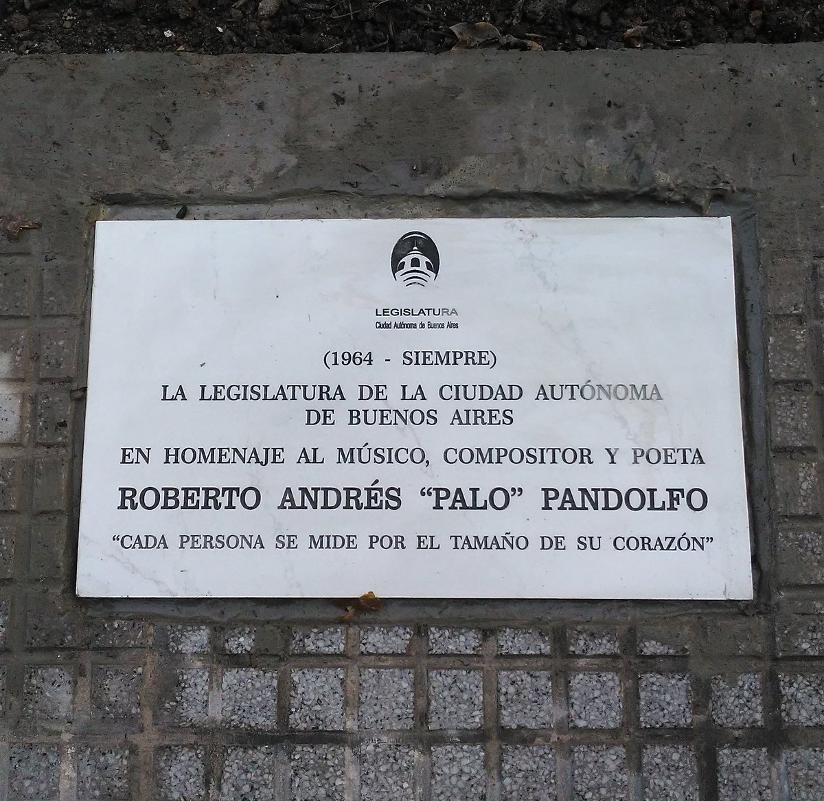 diegot_rror's tweet photo. La placa dedicada a Palo Pandolfo recién inaugurada en Díaz Vélez al 5200 donde se desvaneció hace menos de un mes. https://t.co/Y1Le3kMZca