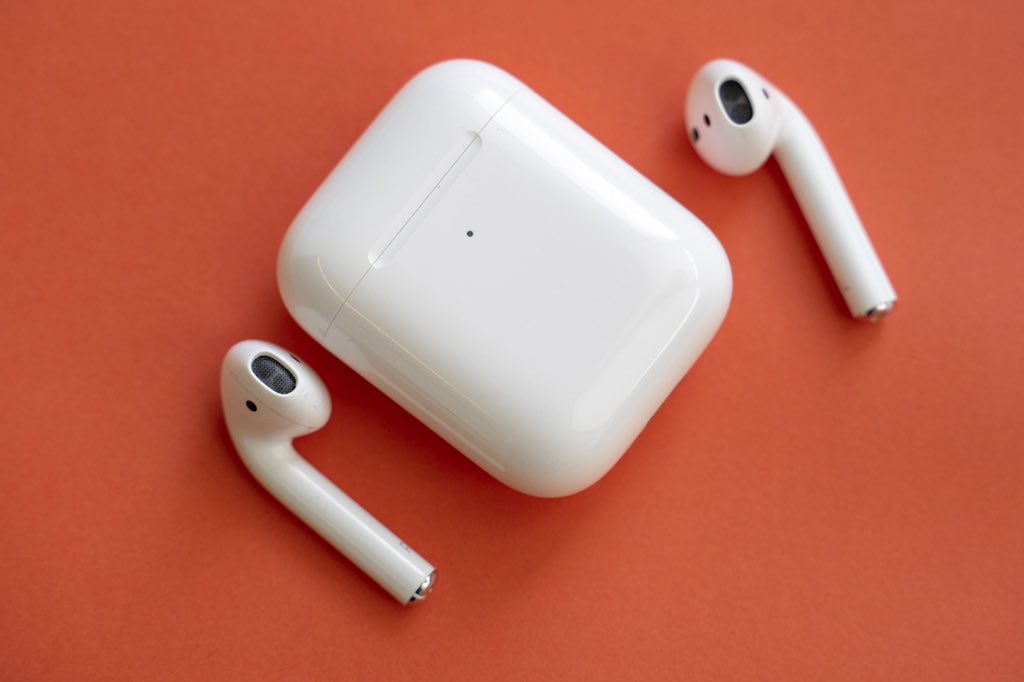 MirakElrt's tweet photo. Les AirPods c’est vraiment la meilleure invention du siècle >>>> https://t.co/y5KUQzrsgn