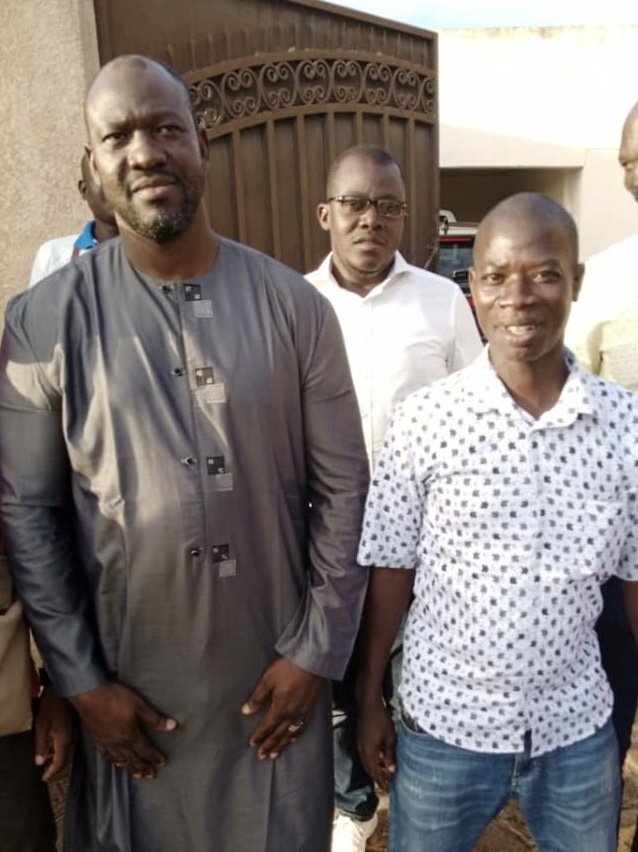 MOUSSAB23620446's tweet photo. Nous étions en visite de courtoisie à #FERKESSEDOUGOU chez le président de @ONG_la_VIE SEM. @Soro_Simon , nous avons évoqué plusieurs sujets, d'abord le président nous a félicité pour notre courage, ensuite il nous demande de rester concentré sur le combat de la réconciliation... https://t.co/2pouaAUTja