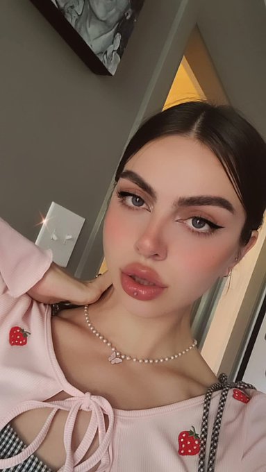 I'm growing strawberries on my balcony 🍓  Who wants to taste my shortcake? 🍰 💕 https://t.co/ZtASr82E<a href="/tag/mvsales"class="tags"><span>#mvsales</span></a>