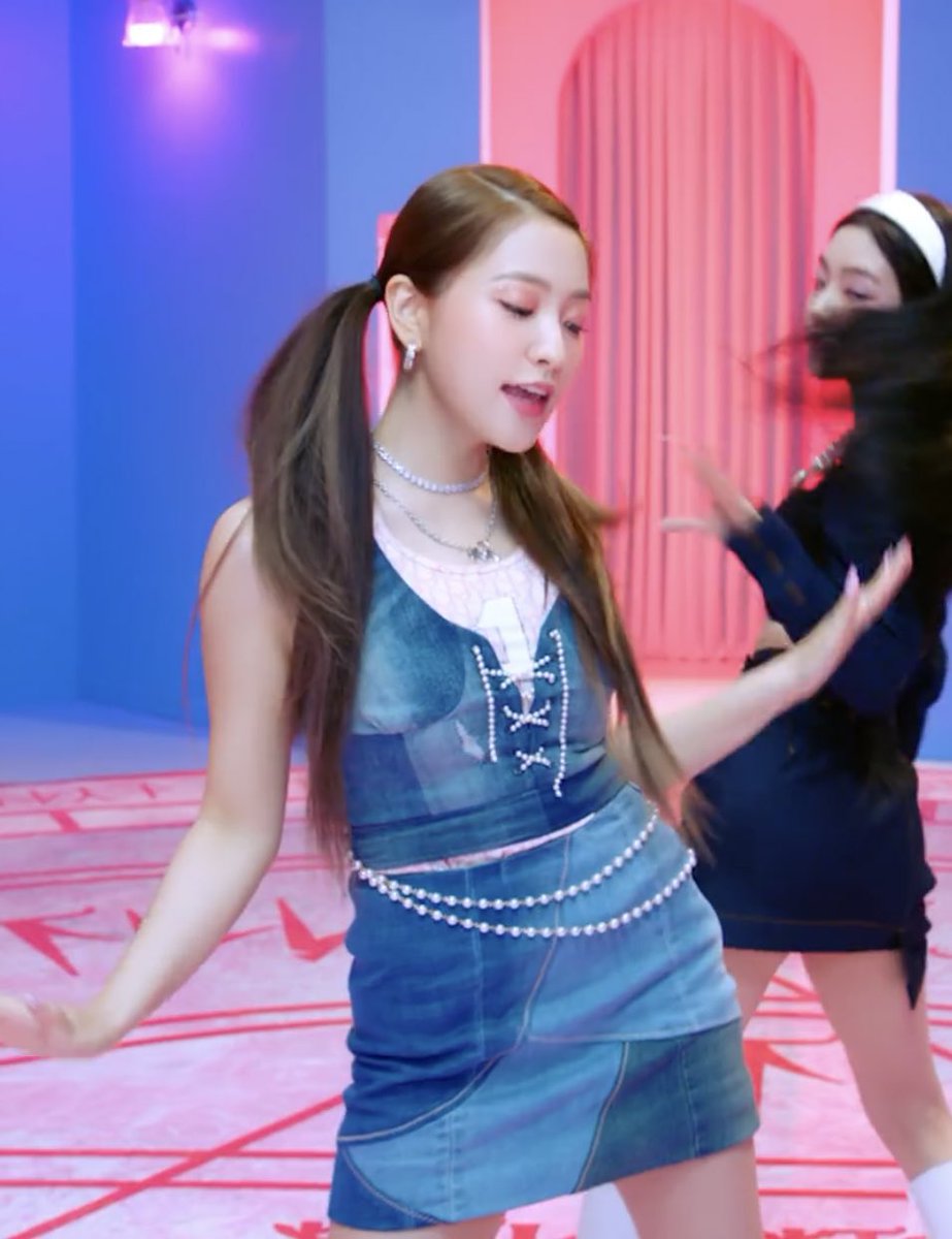 yerifolder's tweet photo. this outfit will remain to the history https://t.co/9SV8Ux9TJw
