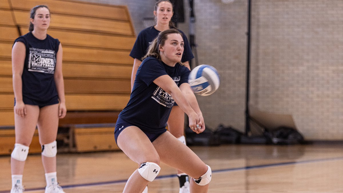 MinesVolleyball's tweet photo. Some familiar faces with some fresh ones too. Nothing like fall camp to make them all family. #HelluvaEngineer https://t.co/xIgMuwKq0K