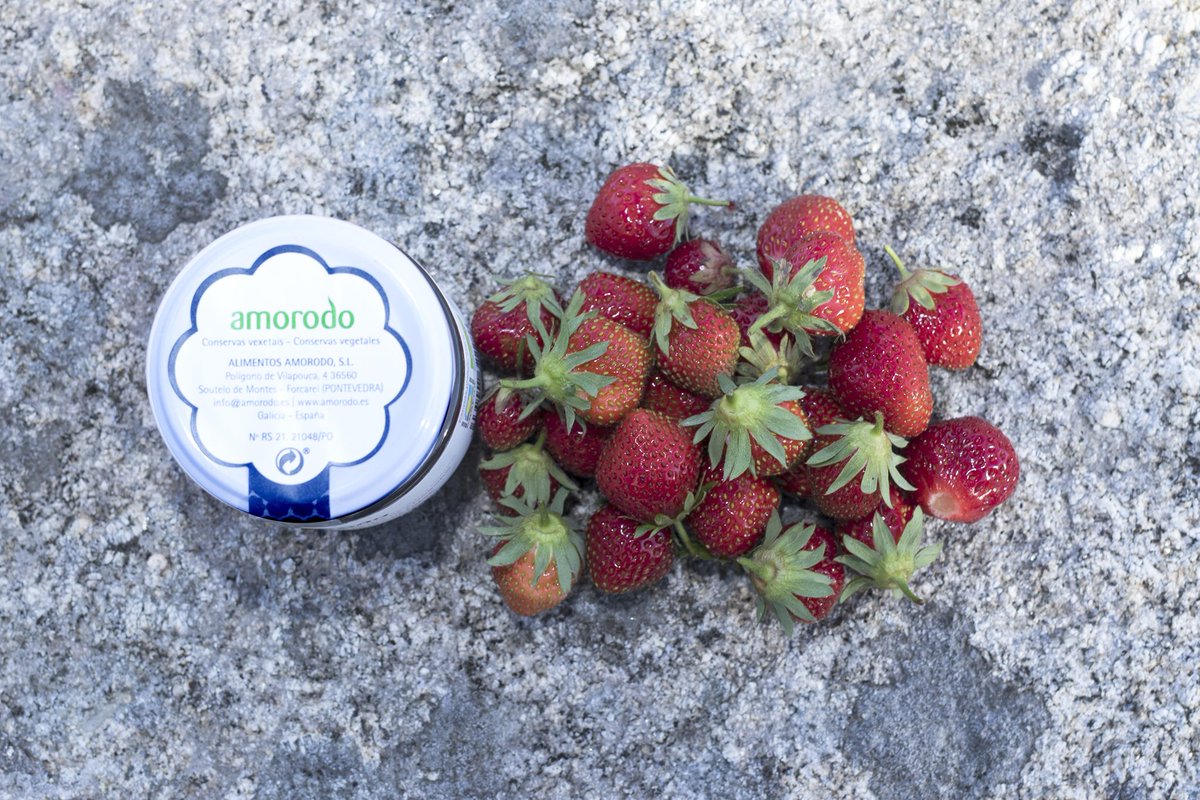 amorodo_eco's tweet photo. Morodo, morango, amorote, fresa, careixón...🍓🌱
Chámalle como queiras, a marmelada extra de AMORODO é a máxima expresión desta froita. Porque son colleitados con agarimo, escolmados con esmero, e conservados con todo o seu sabor. 🍓 
AMORODO, confeituras con moita feitura. 🍅🎨 https://t.co/x3JF1J4bmi