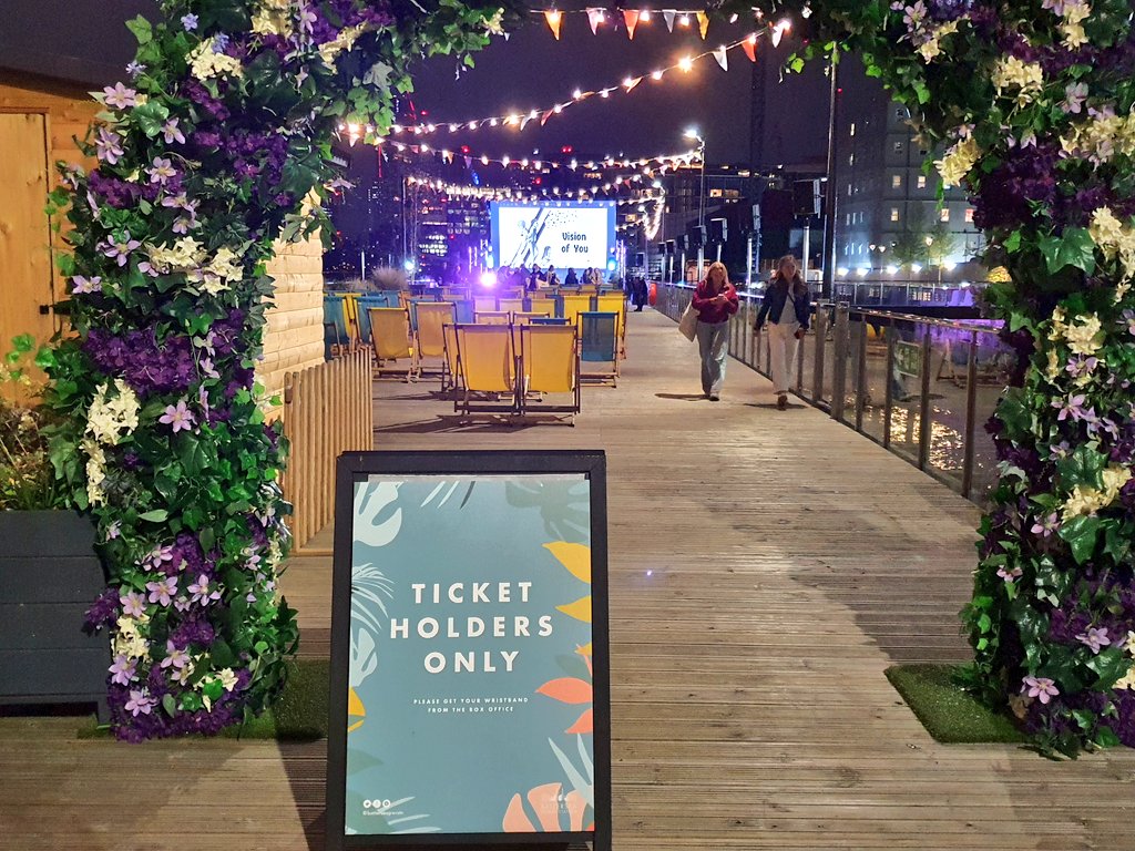 l0islane's tweet photo. Gosh I think Battersea Pier is my new favourite part of London π A magical evening. #visionofyou #lovethiscity https://t.co/rtFZrtZvi4