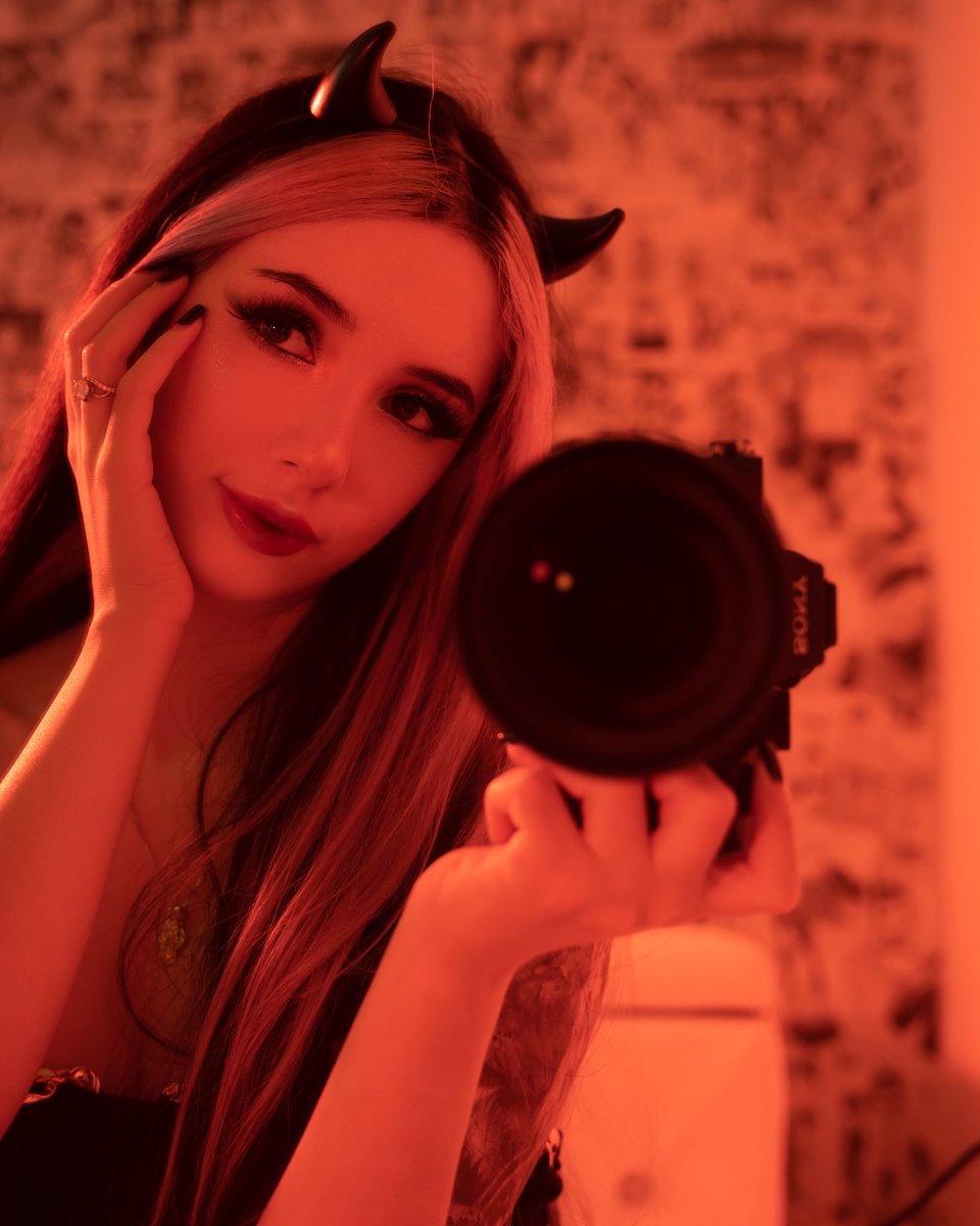 Alyri_tv's tweet image. It’s hot here in hell ❤️