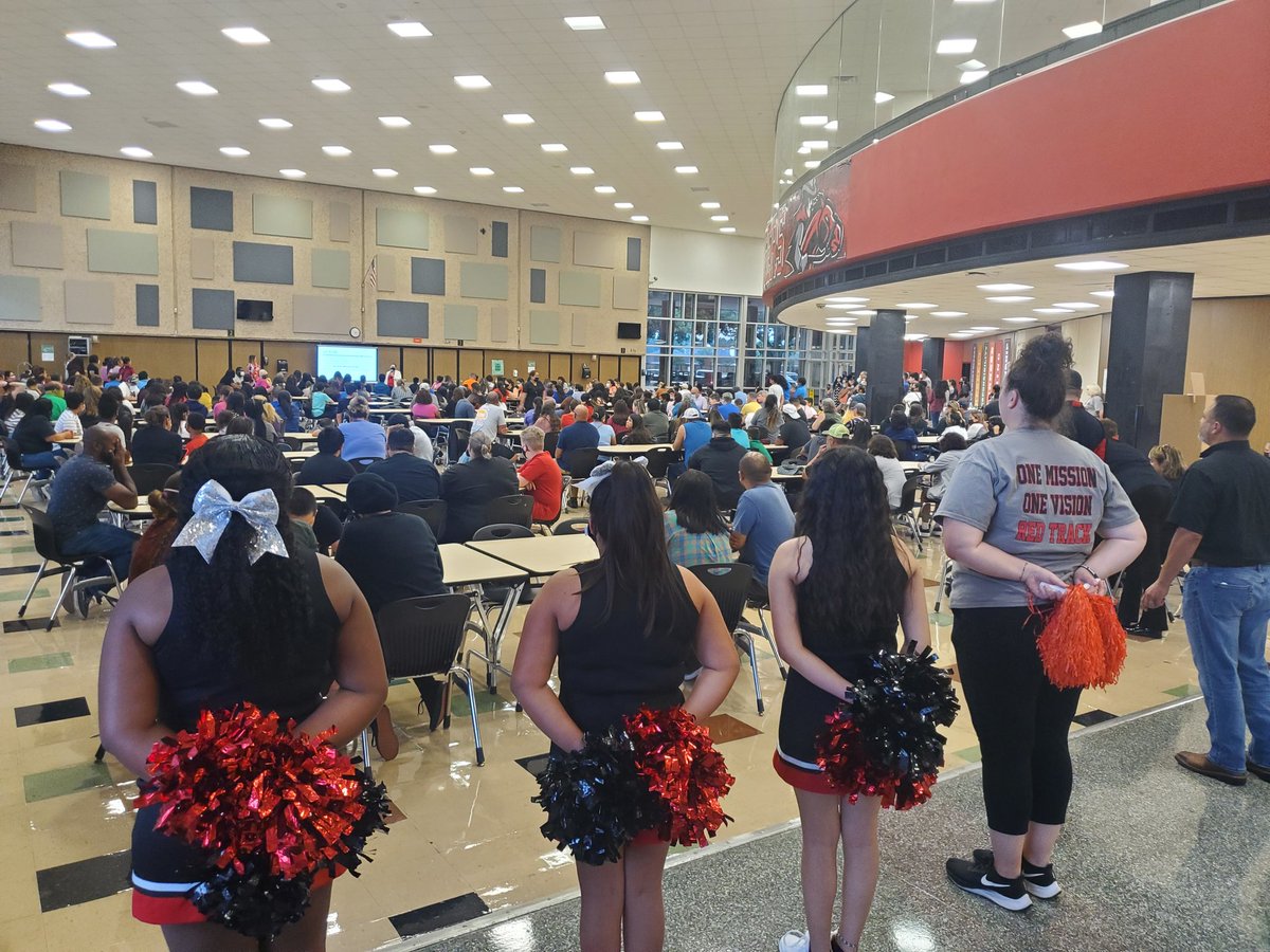 imenendezela's tweet photo. @GJHRangers Orientation Night with our amazing Dr. Forbes! Welcoming our students and parents to a new year!  #BETHEONE #TellYourStory @DrErinForbes @CoachCueva https://t.co/7ilIvFuMmm