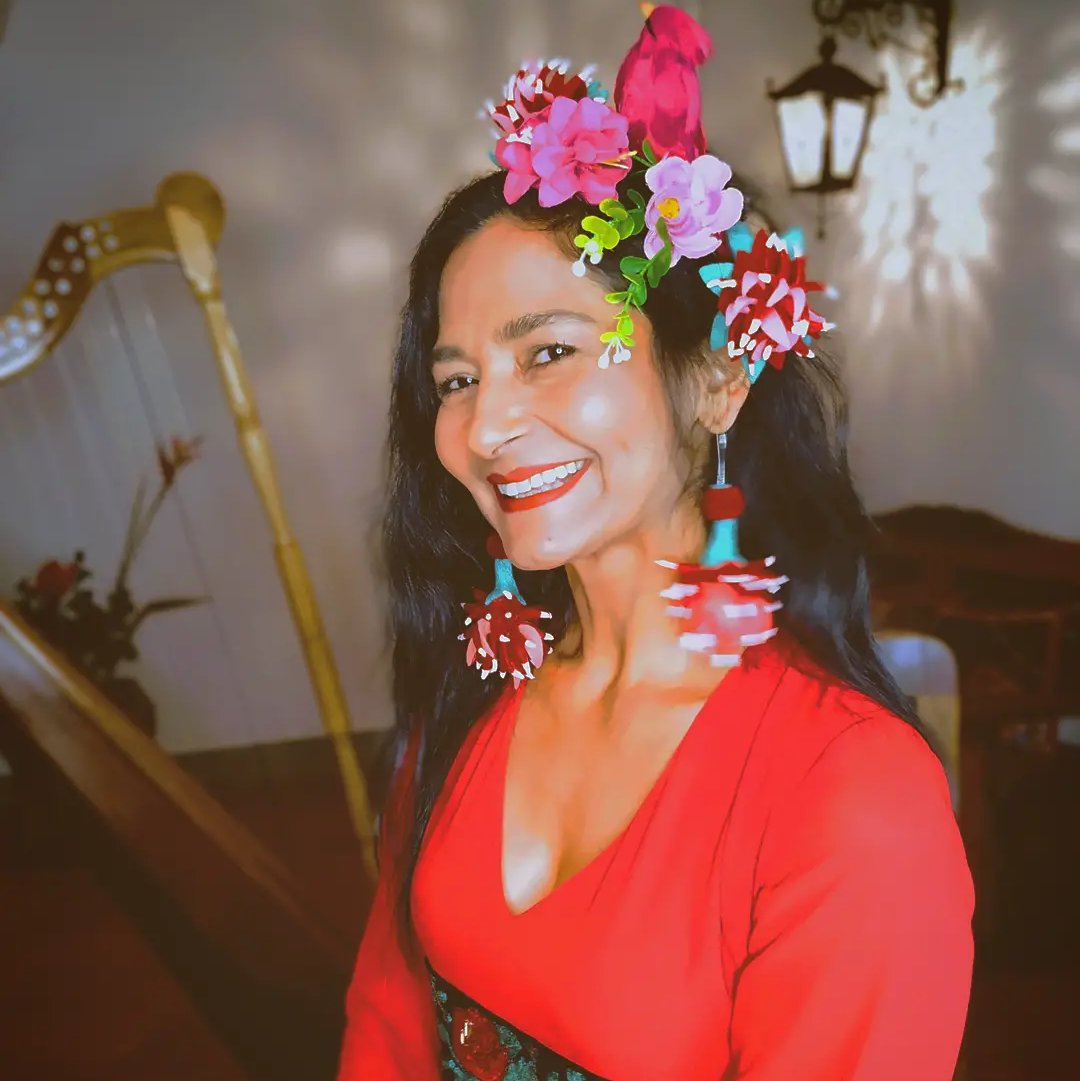 Cuando tienes que madrugar, pero sigues maquillada y trabajando a las 11:00 pm 😬