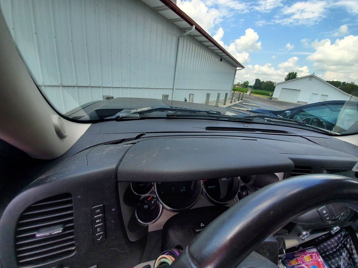seamither03's tweet photo. Has anyone else used @safelite &amp; had the repairman break their dashboard. Mine did &amp; he left without telling me about it. I'm still waiting for someone to return my call about the damages. https://t.co/zBA0MAtjAu