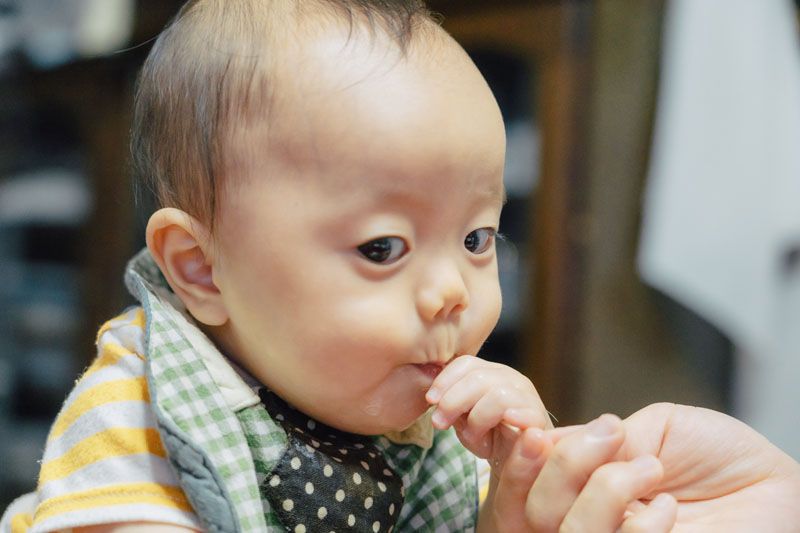 おいしっ おいしーっ 初めて桃を食べた赤ちゃんの反応がかわいすぎる Twitter