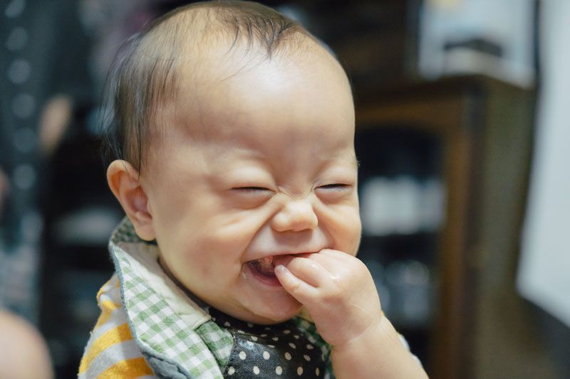 おいしっ おいしーっ 初めて桃を食べた赤ちゃんの反応がかわいすぎる Twitter