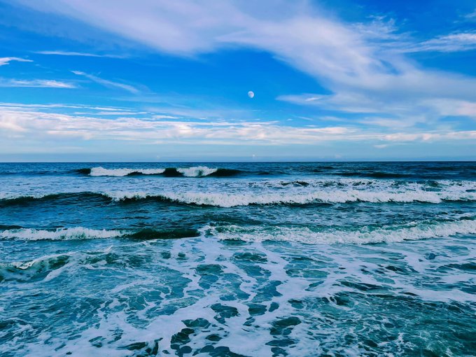 ɢᴏᴅᴅᴇꜱꜱ ʟᴜᴅᴏ ᴠɪᴄɪᴏᴜꜱ ♥ 𝔻𝕖𝕔 𝟛𝟙 - The moon over the ocean. Two of my favorite things 🌘🌊 https://t.co/4HopZio0Ki