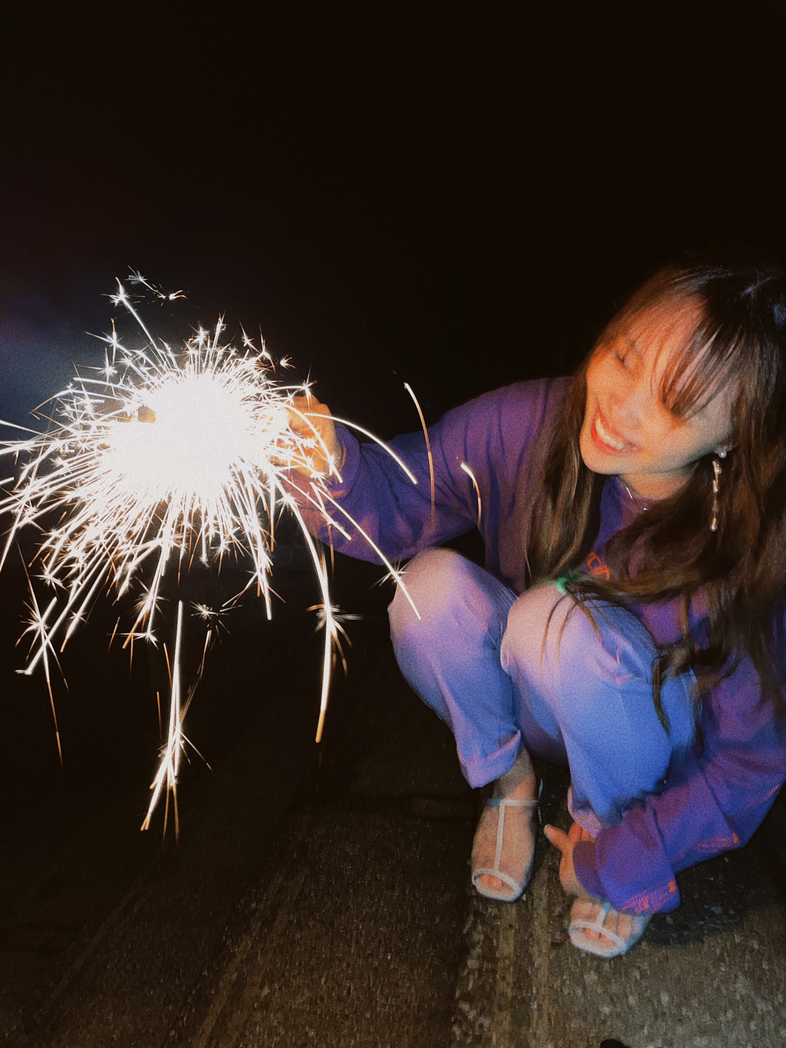 なうみ 昨日 2年ぶりくらいの花火をしました エモい写真撮れたので共有したい笑 1人ベランダで線香花火するくらい 花火が好きです 写真撮る時だけマスク外してます 良き1日を T Co bkxpesb6 Twitter
