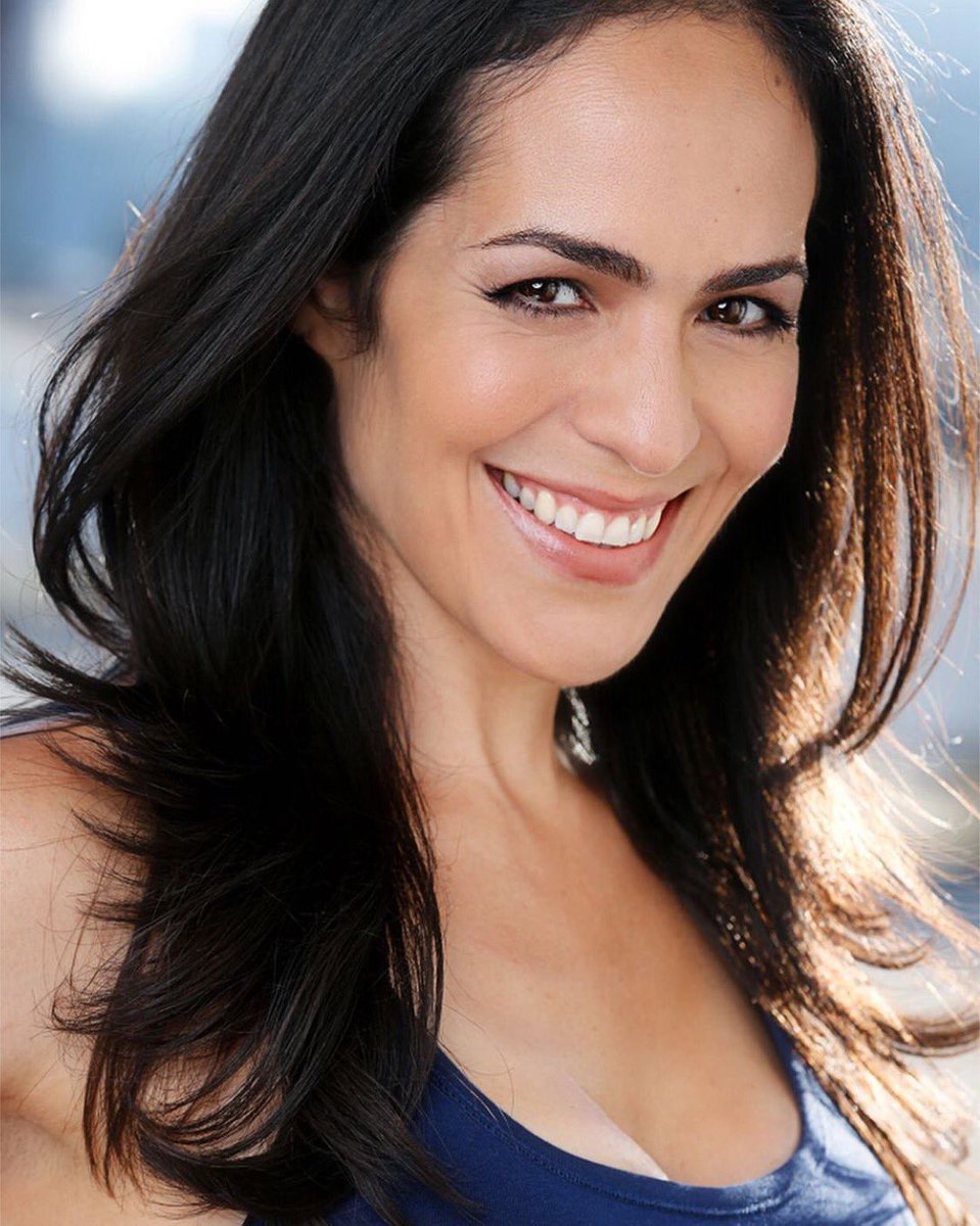 TheRiskingSpace's tweet photo. Tonight! Our co-host @roxanaortega (Groundlings, Frida on "The Casagrandes", Moth Grandslammer) is in the hot seat! On this episode, we talk about making a strong decisions, following messages from the universe, and why , in her 30s, she chose to be her mother's care taker. https://t.co/FqcNI7xvmo
