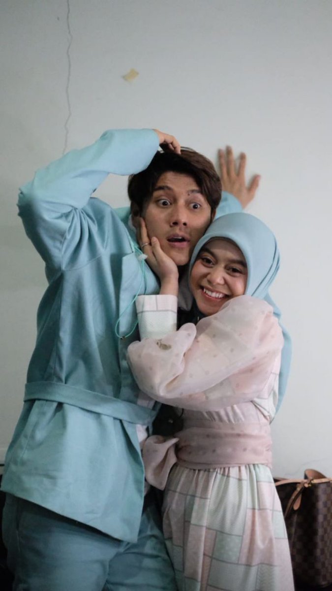 Armns3012's tweet photo. Ya Allah masih beresa kek mimpi😭 Dua anak baik ini mau nikah 😭 kek baru kemaren aja mereka kenal,pdkt an malu malu meong eh tetiba ini mau nikah aja😭 semoga acaranya diberikan kelancaran ya Allah...Aamiin🤲🏻❤
#TakdirCintaLeslar https://t.co/qoigW1boIG