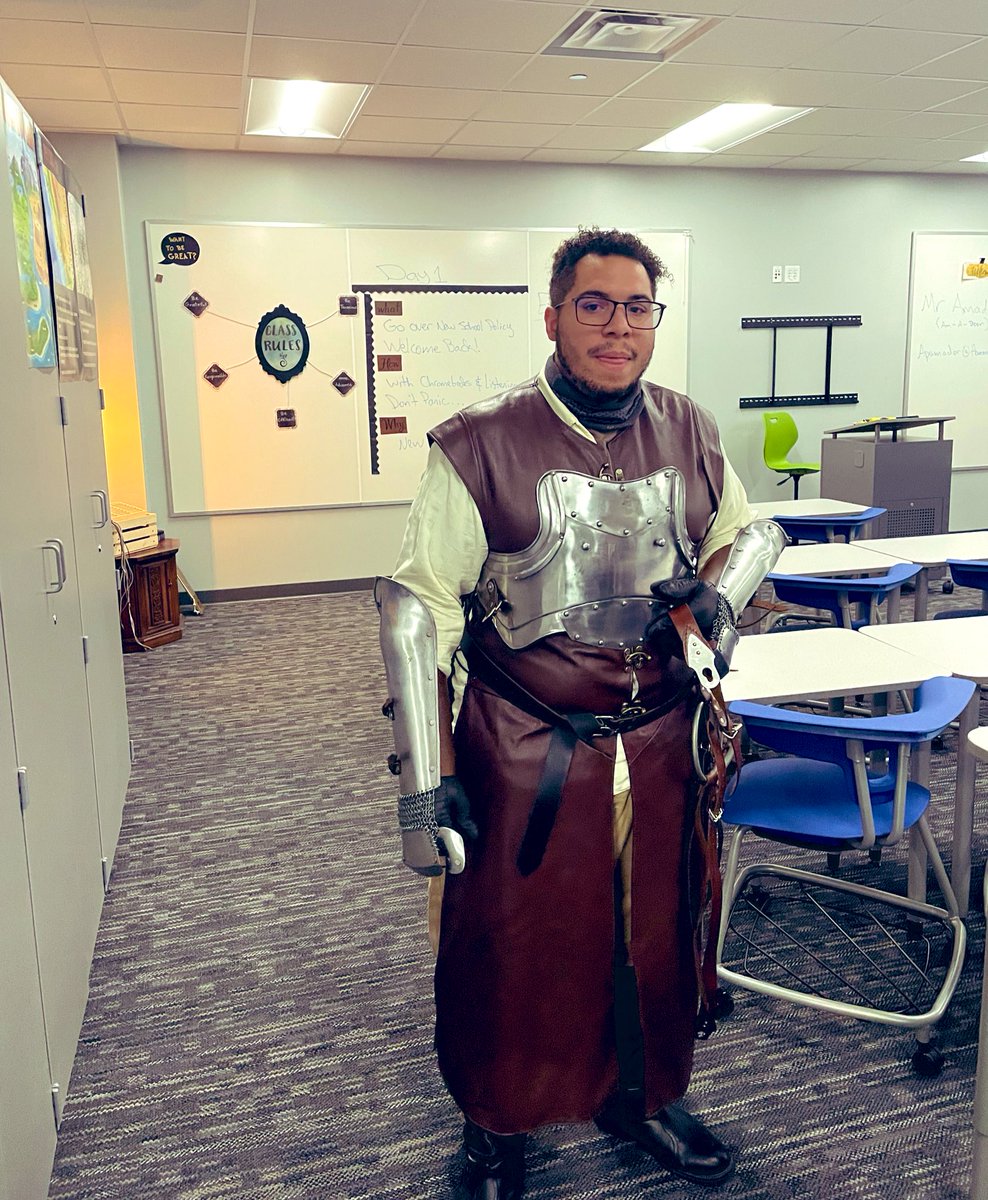 nrfoor's tweet photo. 1st day of Hammond Central! Our Freshman Academy teachers, Mr. Amador and Ms. Klahn setting the tone with engagement, relationships, and clear procedures. We are off to a great start! @SCHK12 #schk12 #HCWolves https://t.co/WKbL2HsA96