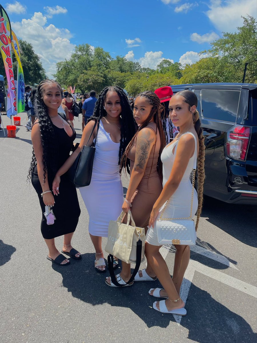 _meganmariiee_'s tweet photo. all my girls bad #su25 https://t.co/SZ8m11qU6h