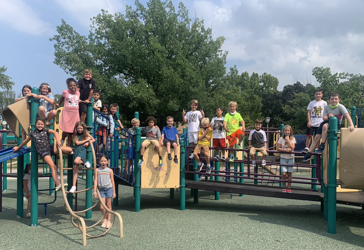 ❤️ our new 3rd Grade Rockstars! It’s going to be a great year!!😊#firstdayofschool #schoolfamily #BackToSchool #ForwardTogether <a href="/ElmhurstD205/">Elmhurst CUSD 205</a> <a href="/JacksonD205/">Jackson Elementary</a>