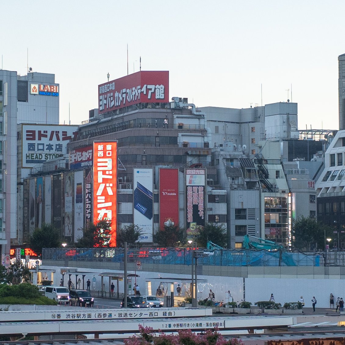 新宿駅西口にあった明治安田生命新宿ビルの解体で今まで見えなかったヨドバシカメラ新宿西口本店の要塞めいたビルの姿があらわになった Togetter 新宿駅西口にあった明治安田生命新宿ビルの解体で今まで見えなかったヨドバシカメラ新宿西口本店の要塞めいたビルの姿があらわになった Togetter