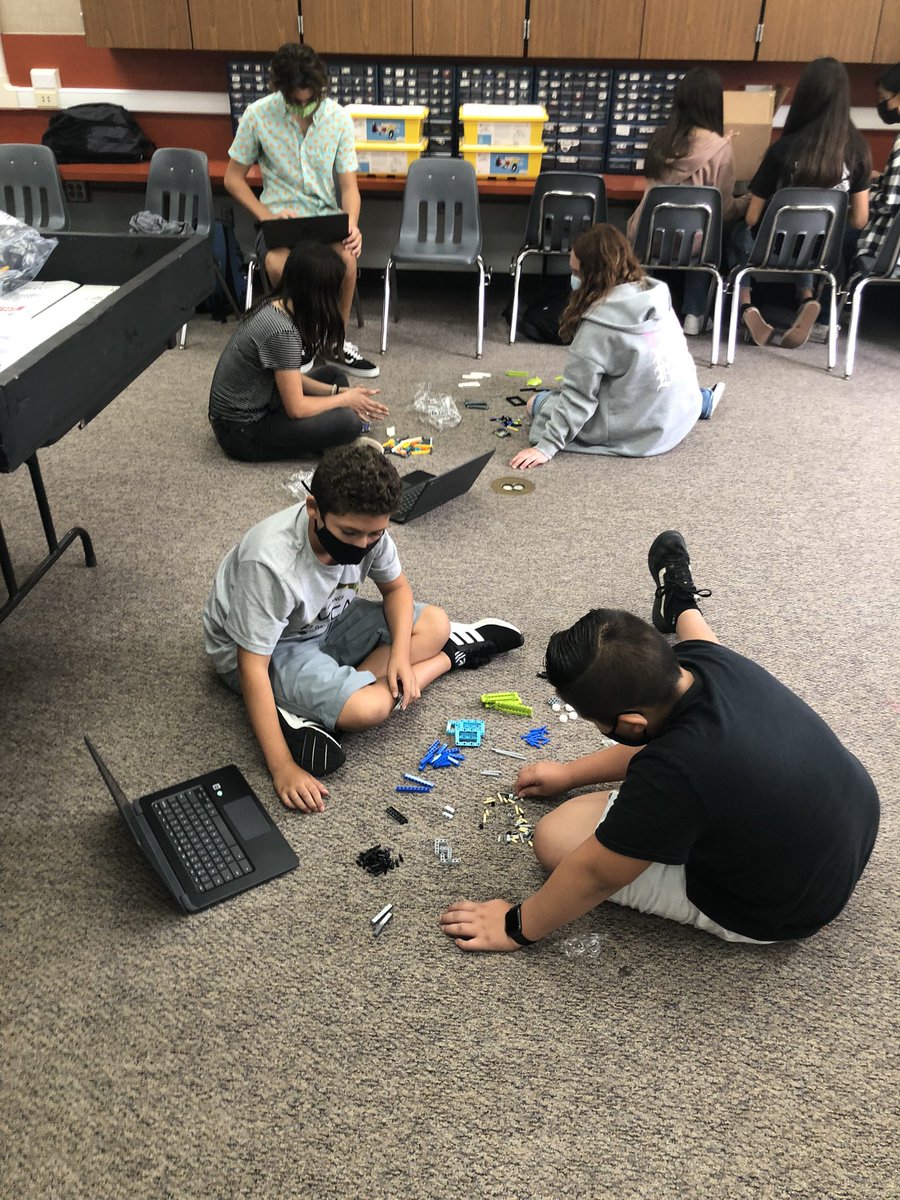 potterrobotics's tweet image. Day 2 of PJH Robotics. We aren’t a team yet but just watch us. Today everyone was helping to build a successful team. #WeBuild #FUESD #BeBrave @PotterJHS