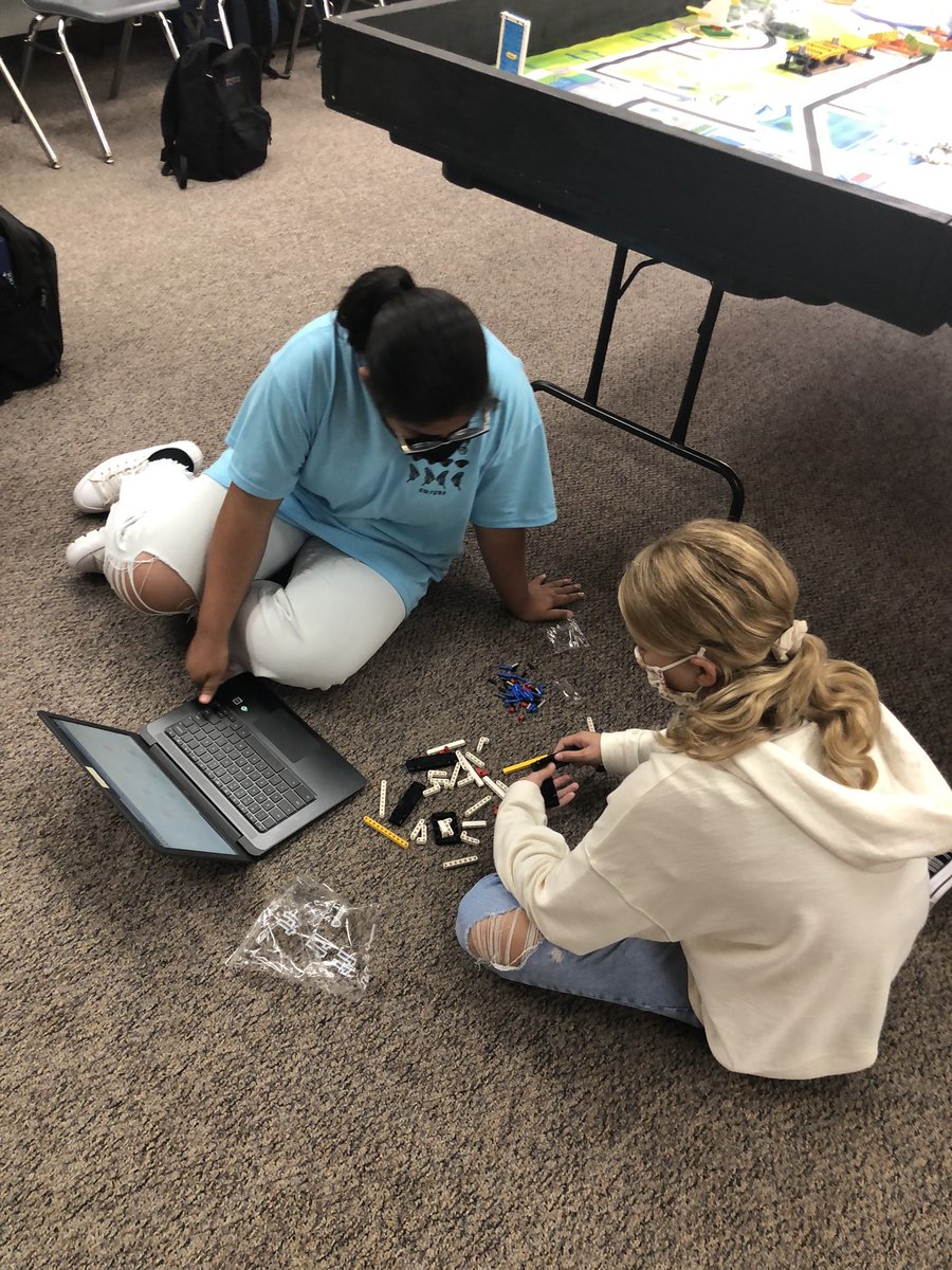 potterrobotics's tweet image. Day 2 of PJH Robotics. We aren’t a team yet but just watch us. Today everyone was helping to build a successful team. #WeBuild #FUESD #BeBrave @PotterJHS