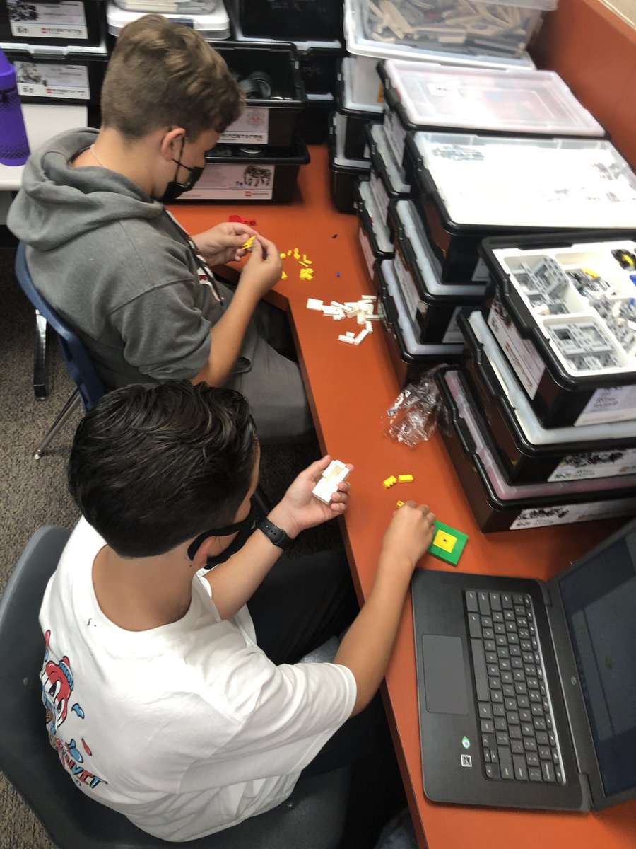 potterrobotics's tweet image. Day 2 of PJH Robotics. We aren’t a team yet but just watch us. Today everyone was helping to build a successful team. #WeBuild #FUESD #BeBrave @PotterJHS