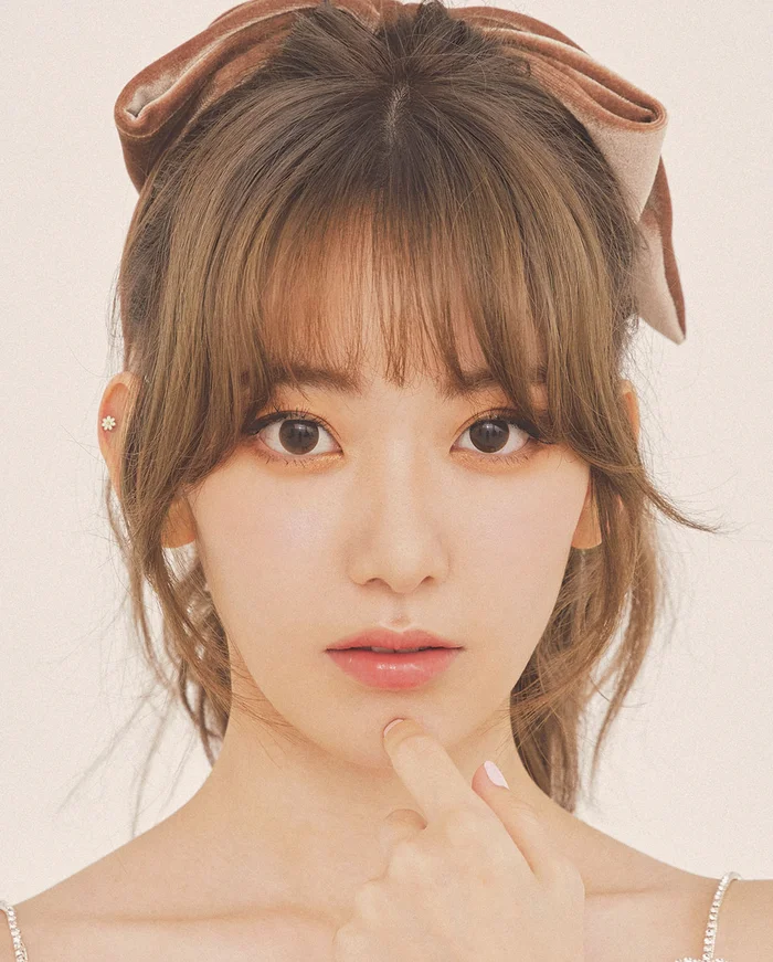 48RequestHour's tweet photo. Former HKT48 and IZ*ONE member Miyawaki Sakura signs exclusive contract with HYBE, to depart to South Korea this month.

Despite HYBE's stance remaining neutral as it was in March, Sakura and Kim Chaewon's affiliation with HYBE Label is definitive. 

https://t.co/WgF4m5egY8 https://t.co/bygl2JNfwV