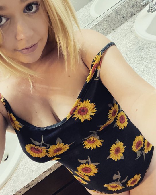 I love sunflowers 🌻  #onlyfanshotwife #onlyfanswhore #sunflowers #blondehotwife #FolloMe https://t.c<a href="/tag/onlyfanshotwife"class="tags">#onlyfanshotwife</a><a href="/tag/onlyfanswhore"class="tags">#onlyfanswhore</a><a href="/tag/sunflowers"class="tags"><span>#sunflowers</span></a><a href="/tag/follome"class="tags"><span>#follome</span></a><a href="/tag/blondehotwife"class="tags"><span>#blondehotwife</span></a>