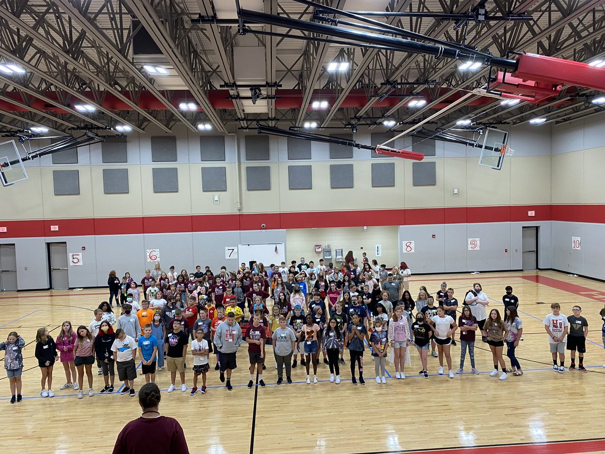 HMSWebCrew's tweet photo. What an awesome first day welcoming our 6th graders to the Hawk Family! Here’s to a great school year! #usd261derful https://t.co/85vuyn1vTt