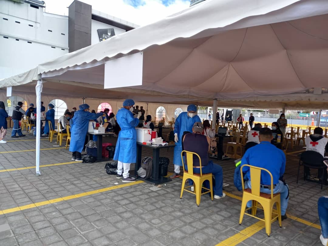 ¡A la #Covid19 la vencemos juntos 💪🏻😉! Nuestros cruzrojistas apoyaron en el proceso de vacunación 💉 que se desarrolló en el @cciquito. #CruzRojaPichincha ⛑