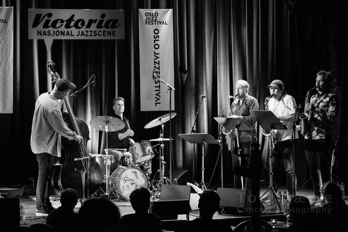 Koma Saxo in concert at Oslo Jazzfestival 2021 Lineup: Petter Eldh (db), Christian Lillinger (dr), Otis Sandsjö (s), Jonas Kullhammar (s), Mikko Innanen (s) and guest apperance by Sofia Jernberg. buff.ly/3D9w7Fo #oslojazzfestival #komasaxo #jazzphotography <a href="/oslojazz/">Oslo Jazzfestival</a>