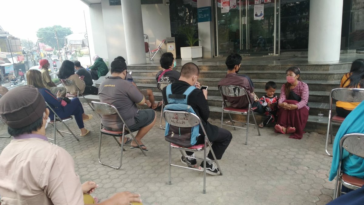 nhe_dha's tweet photo. @BNI udh dtg dr jam 6.15 pagi..buat ambil nomer antrian.. udh 3 hri ke bank ga dpt nomer trus.. katanya sehari cm 25 antrian cs.. segininya amat masuk bank.. bank yg lain ga gini bgt kok https://t.co/mXApVpwRoX