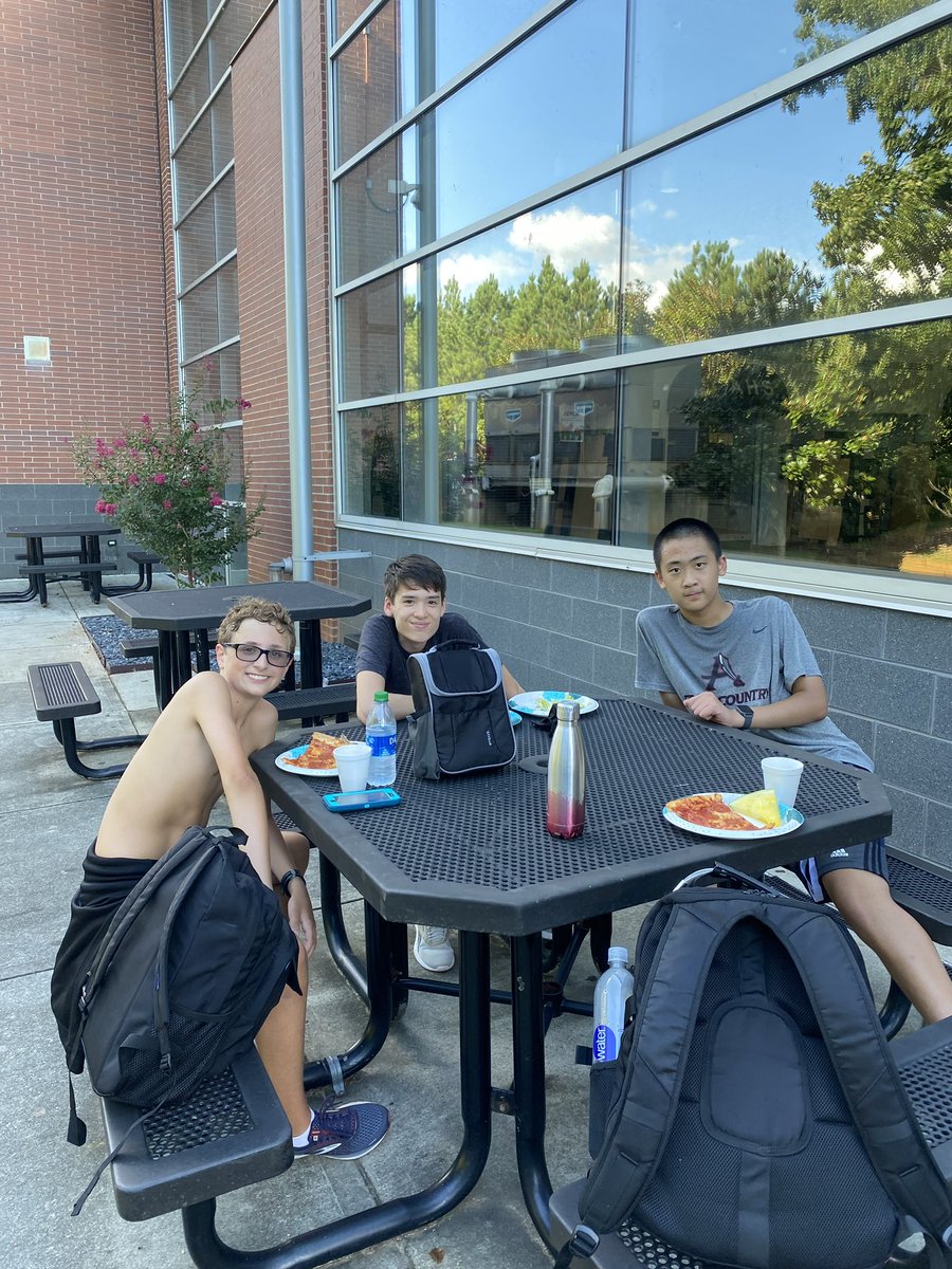 AlpharettaXC's tweet image. Successful pre-first race dinner after a practice of Raider Hills! #IncredibleWork #Chomp