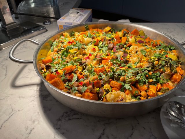 MelissasProduce's tweet photo. Tonight’s @Dodgers #DugoutClub menu is making us HUNGRY! 😍
What would you dig into first?
#Dodgers #wearelevy #MLBfood https://t.co/eGEjTH8J5q