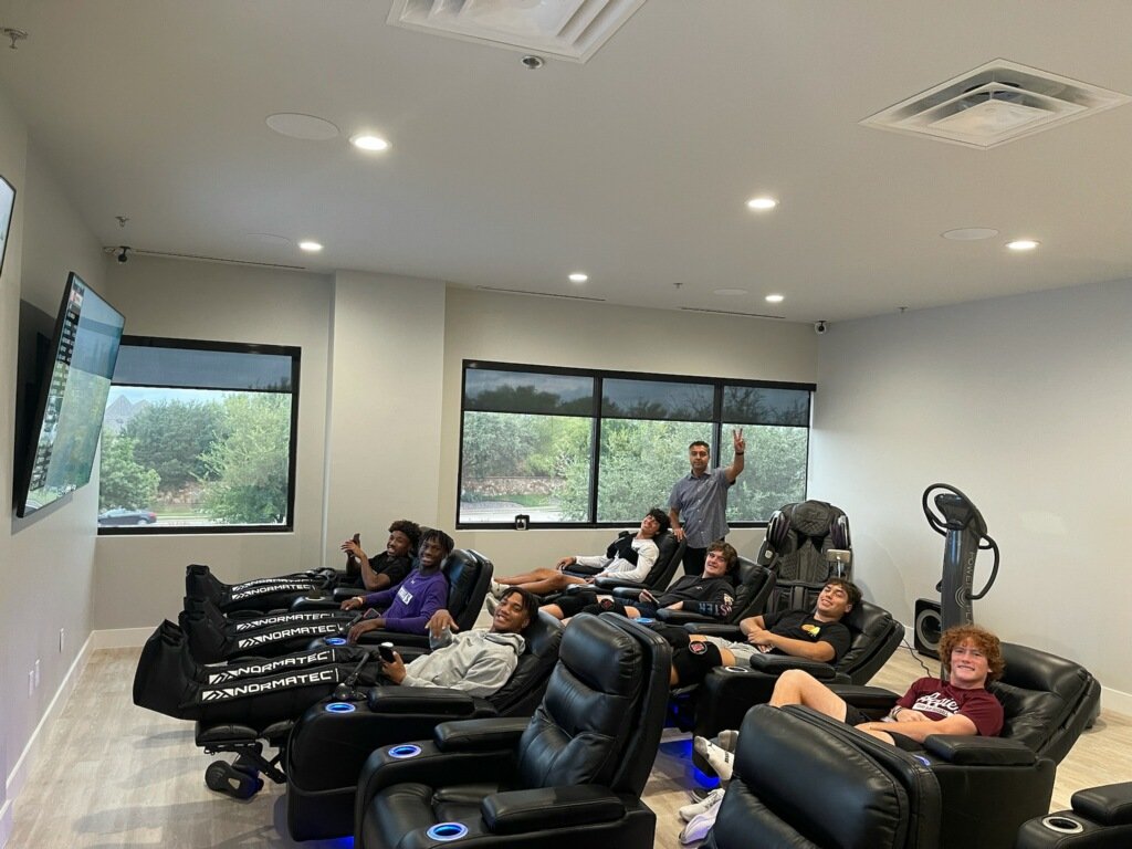 AroraChiro's tweet photo. Lone Star Football in the house for Recovery and Cryotherapy!! #family https://t.co/6XmWDQThqI